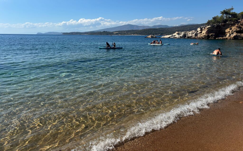Salonikios plaža, Astris, Thassos  krupniji pesak crvenkaste boje