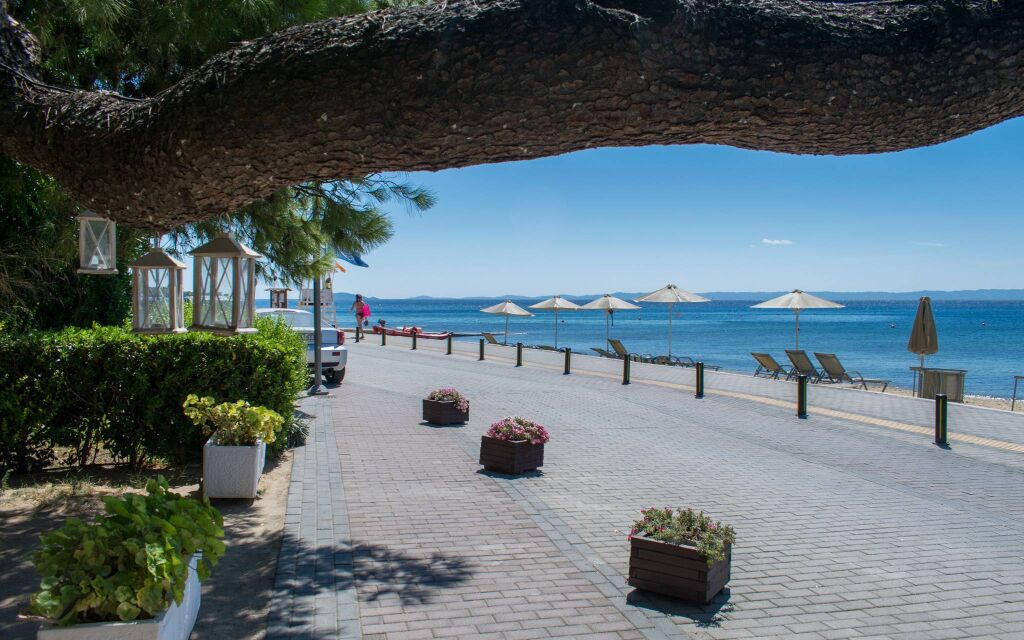 Nikiti, dugo šetalište uz more