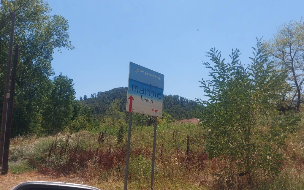 Pratite putokaz za Mermernu plažu