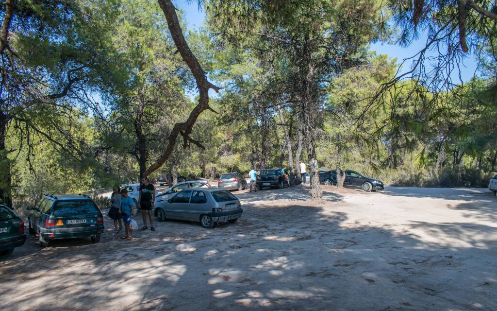 Mega Portokali plaža, prostor za parking u šumskoj hladovini