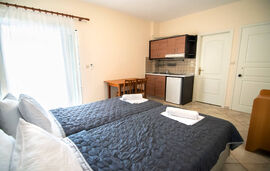 Afrodite Rooms, 2 bed middle