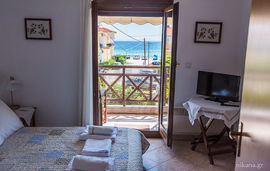 Xrysa's Seafront Maisonette, Nikiti, Sithonia
