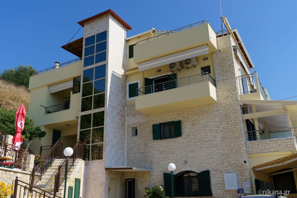 To Petrino Apartments, Vrahos, Epirus