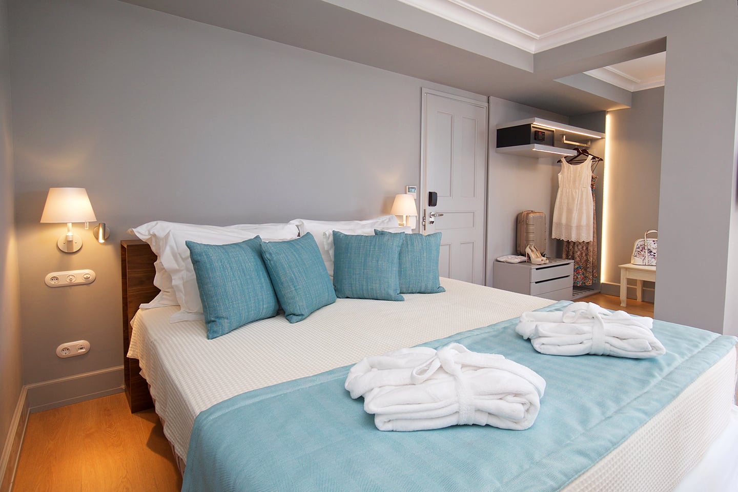 aenos hotel argostoli kefalonia suite outdoor jacuzzi  (2) 