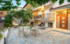 Bloom Garden Apartments, Ierissos, Athos