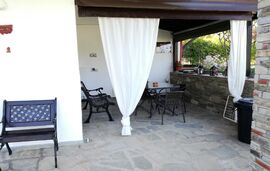 Jenny's Garden House, Vourvourou, Sithonia - 5 Bed Apartment, Ground Floor