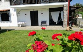 Jenny's Garden House, Vourvourou, Sithonia - 5 Bed Apartment, Ground Floor