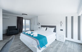 Grand Wave Luxury Suites, Nea Flogita, Kassandra