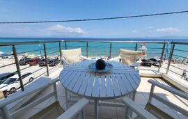 Evita Stylish Beachfront Maisonette, Polichrono, Kassandra