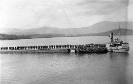 Krf, april – maj 1916, Luka Guvia. Srpski vojnici 16. puka Moravske divizije nakon oporavka ukrcavaju se u transport za Makedonski front. Kolekcija fotografija Theodoros Metallinos