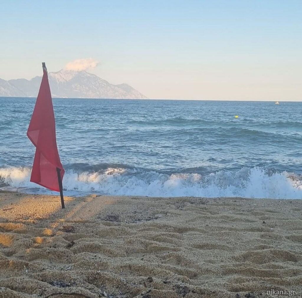 crvena zastavica na plaži označava zabranu kupanja