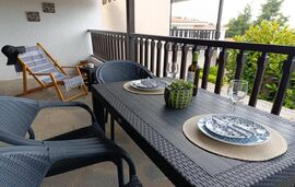 Theos Apartment, Elani, Kassandra