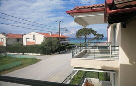 Angelika’s Beach Front Apartment, Polichrono, Kassandra