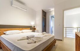 DaMa Maisonettes, Polichrono, Kassandra