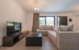 DaMa Maisonettes, Polichrono, Kassandra