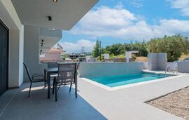 DaMa Maisonettes, Polichrono, Kassandra