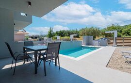 DaMa Maisonettes, Polichrono, Kassandra