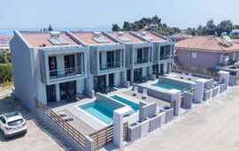 DaMa Maisonettes, Polichrono, Kassandra