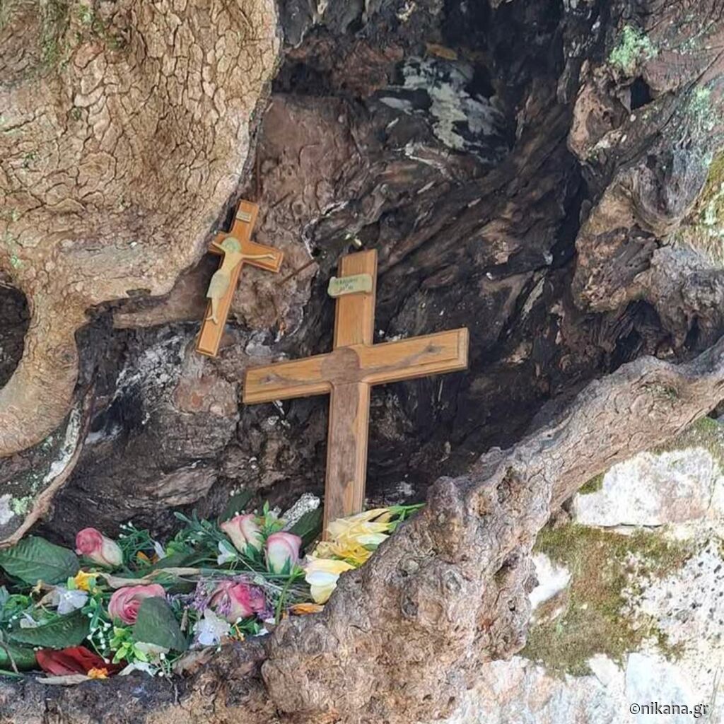 iznad ulaza ljudi ostavljaju cveće