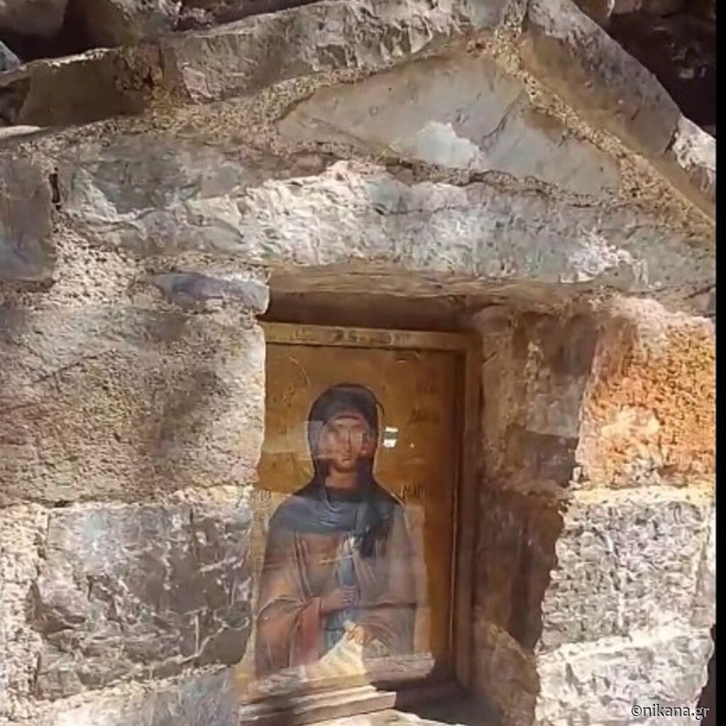 Ikona Svete Teodore na ulazu u crkvu