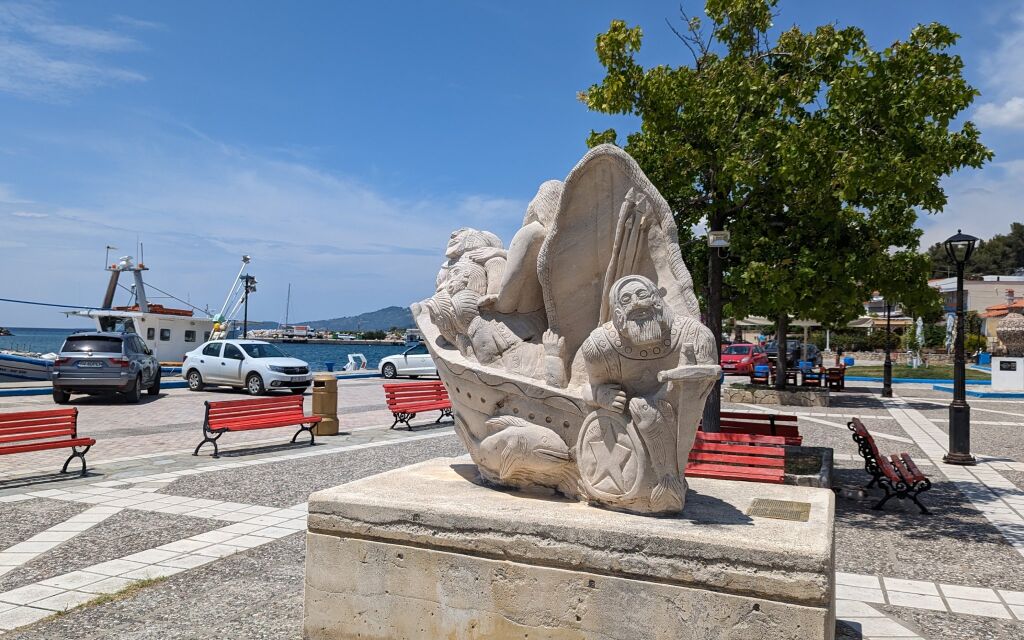 spomenik slavnom gnjurcu koji je spasio grčku flotu u Nea Skioniju