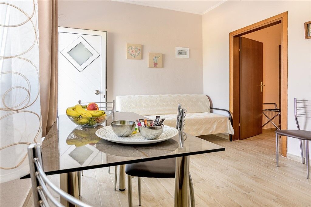 Maria Rooms, Polichrono, Kassandra