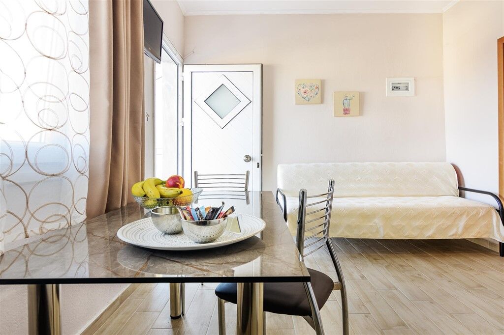 Maria Rooms, Polichrono, Kassandra