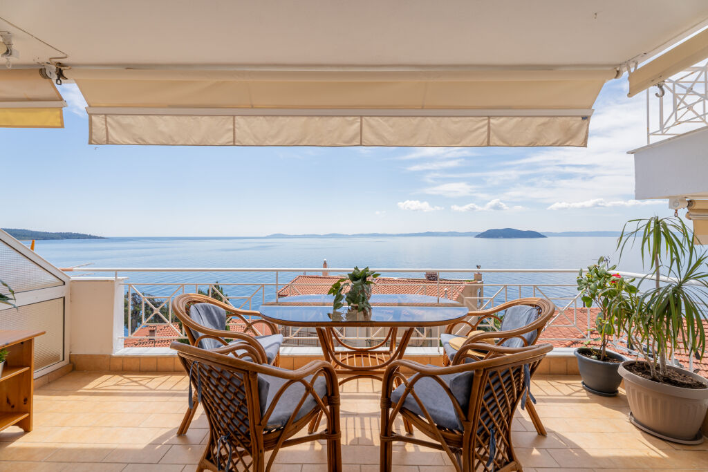 By Deniz   By The Sea Room, Neos Marmaras, Sithonia