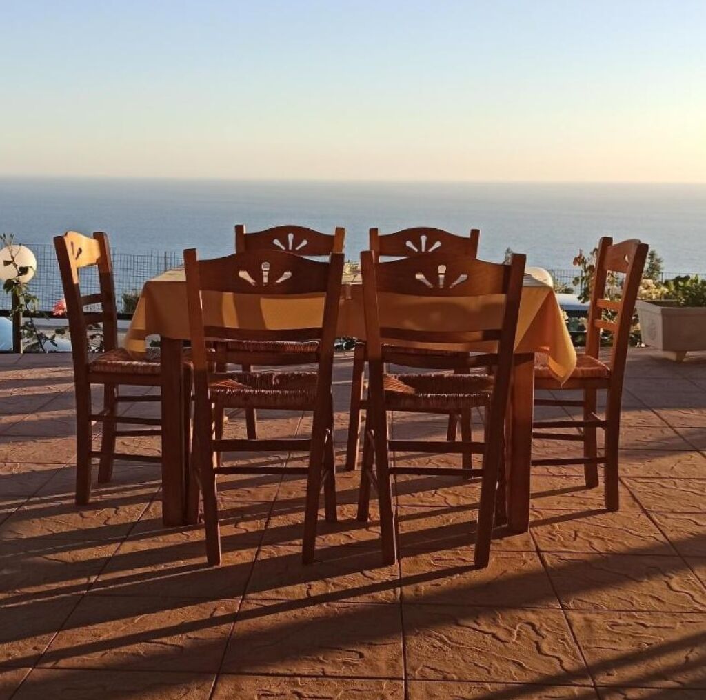 Selini Hotel, Loutsa