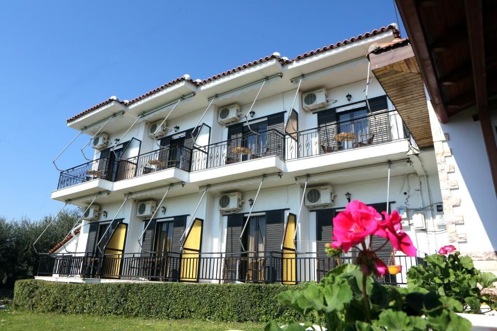 Selini Hotel, Loutsa