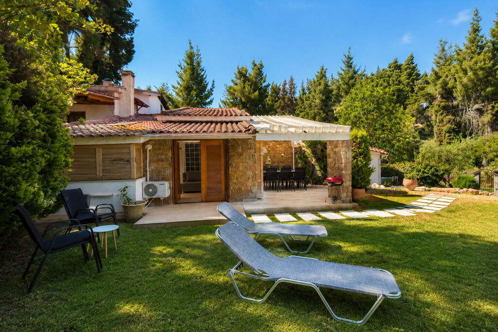 Amara Villa, Sani, Kassandra