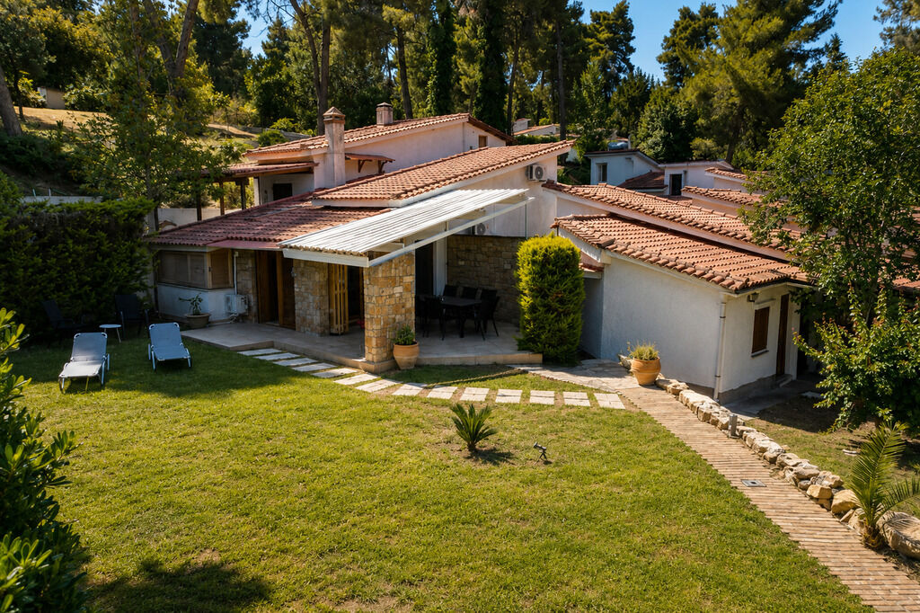 Amara Villa, Sani, Kassandra