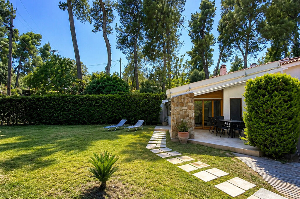Amara Villa, Sani, Kassandra