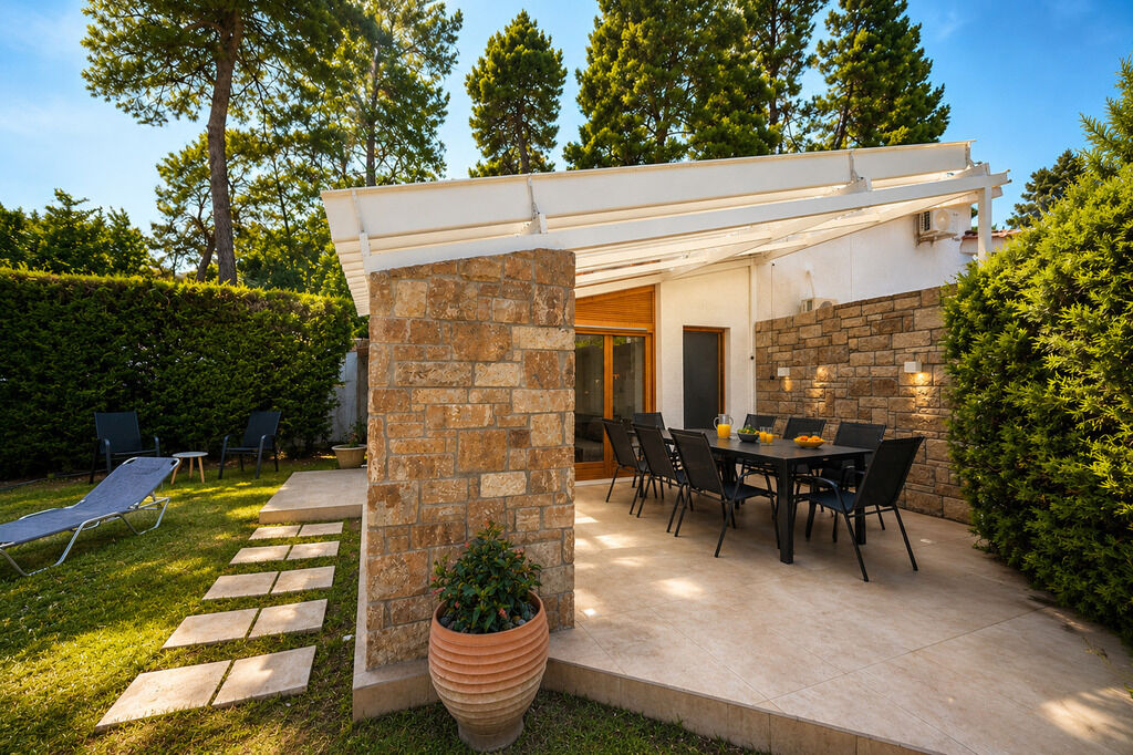 Amara Villa, Sani, Kassandra