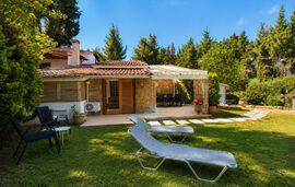 Amara Villa, Sani, Kassandra