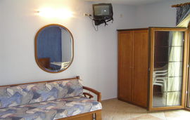 Katerina Villa, Potos