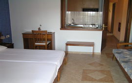 Katerina Villa, Potos