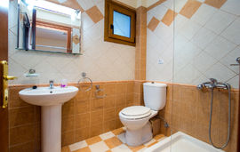 Katerina Villa, Potos