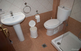 Katerina Villa, Potos