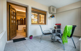 Katerina Villa, Potos