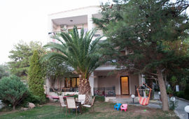 Katerina Villa, Potos