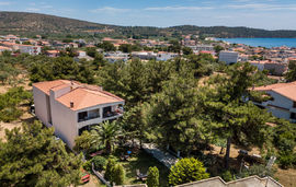 Katerina Villa, Potos