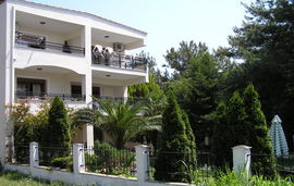 Katerina Villa, Potos