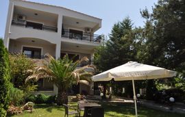 Katerina Villa, Potos