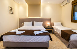 Katerina Villa, Potos