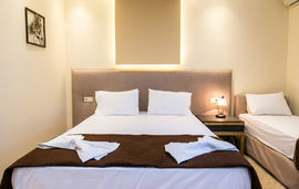 Katerina Villa, Potos