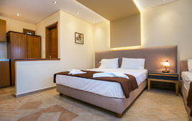 Katerina Villa, Potos