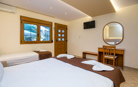 Katerina Villa, Potos