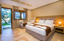 Katerina Villa, Potos