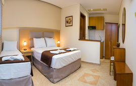 Katerina Villa, Potos